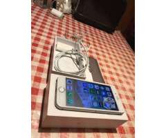 IPhone 6 con carcasa audÃ­fonos cargador caja